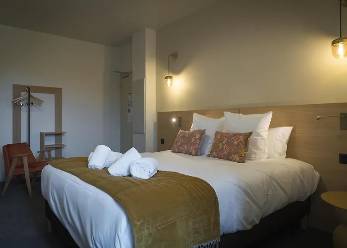 Domaine De L'ecorcerie Hotel *